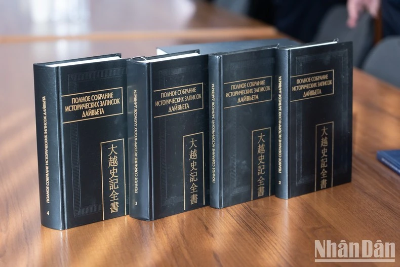 Bốn trong tám tập của bộ sách vừa được giới thiệu.