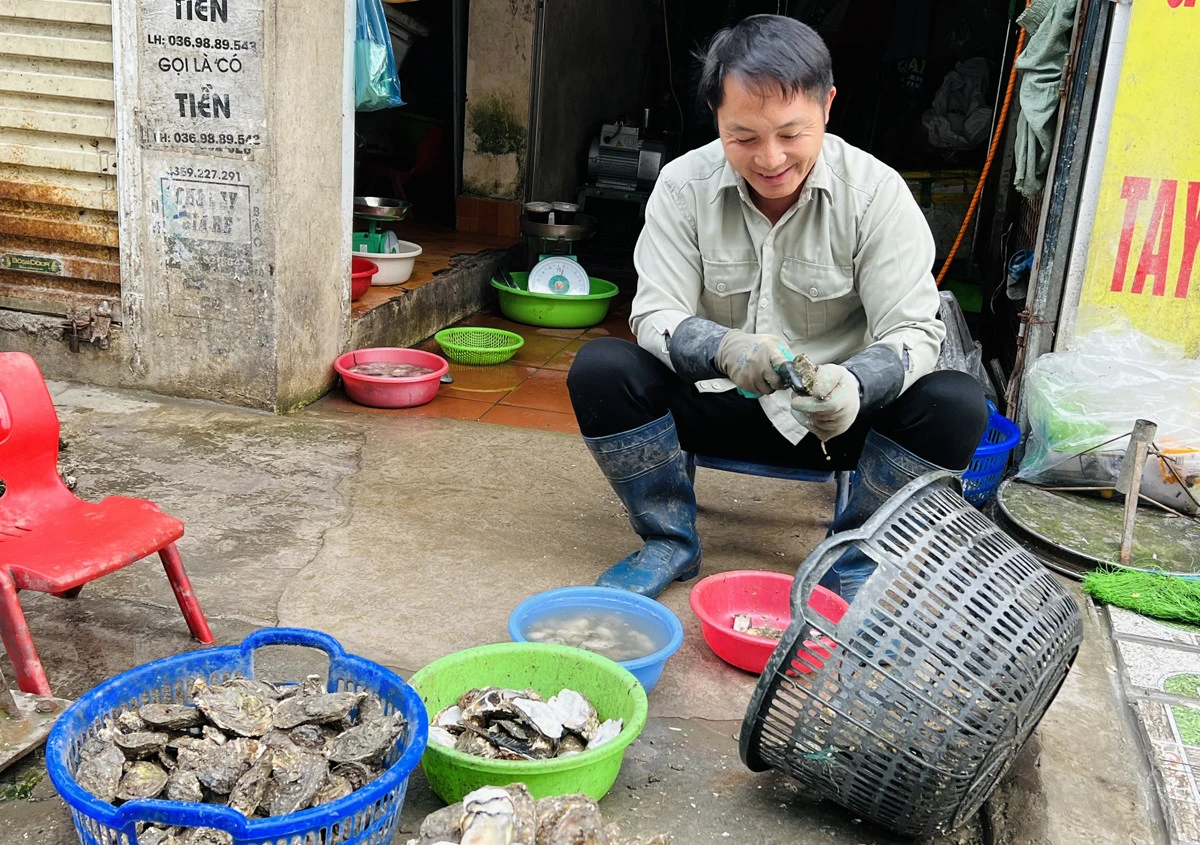 Hải sản được sơ chế ngay tại chợ.