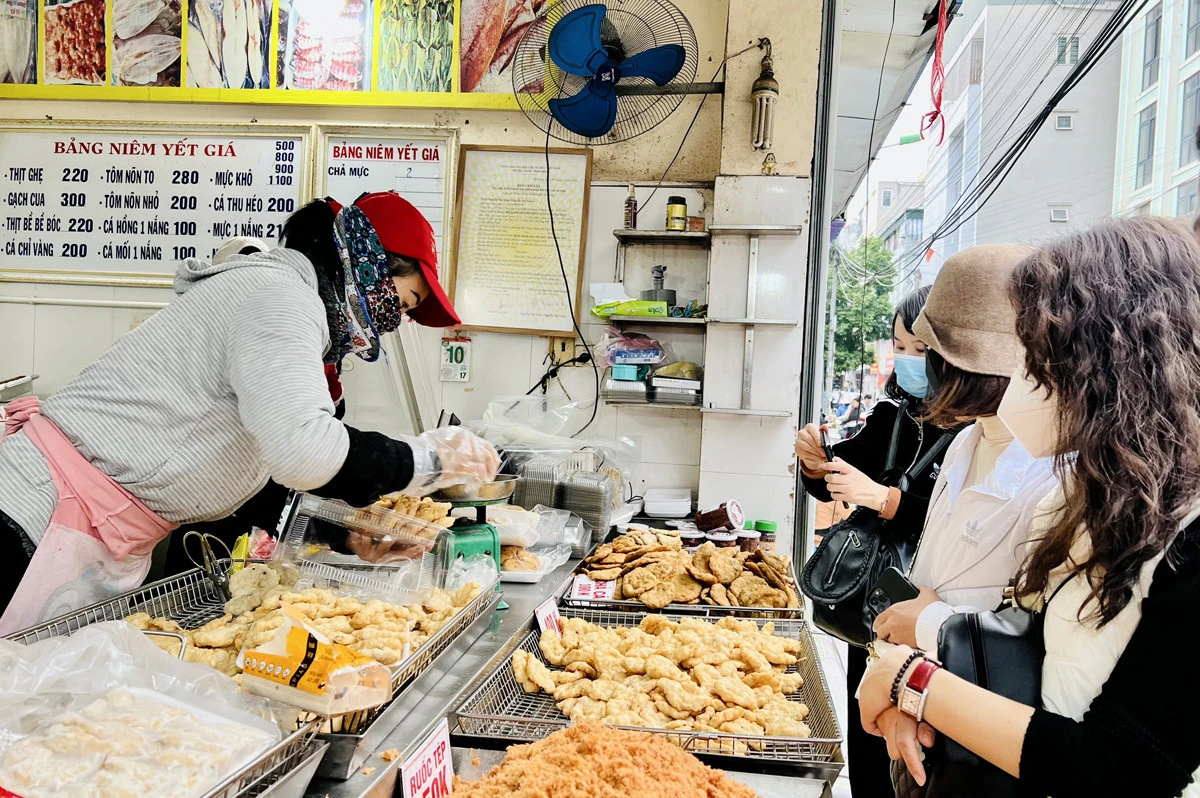 Du khách chọn mua hải sản tại chợ Cái Dăm.