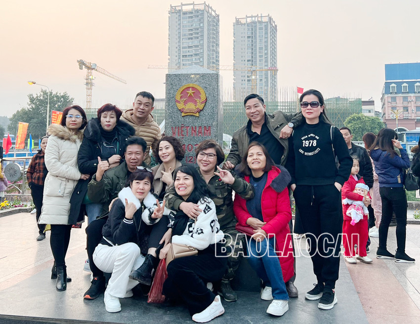 Người dân và du khách nô nức du xuân thành phố Lào Cai ảnh 9 Người dân và du khách nô nức du xuân thành phố Lào Cai ảnh 9