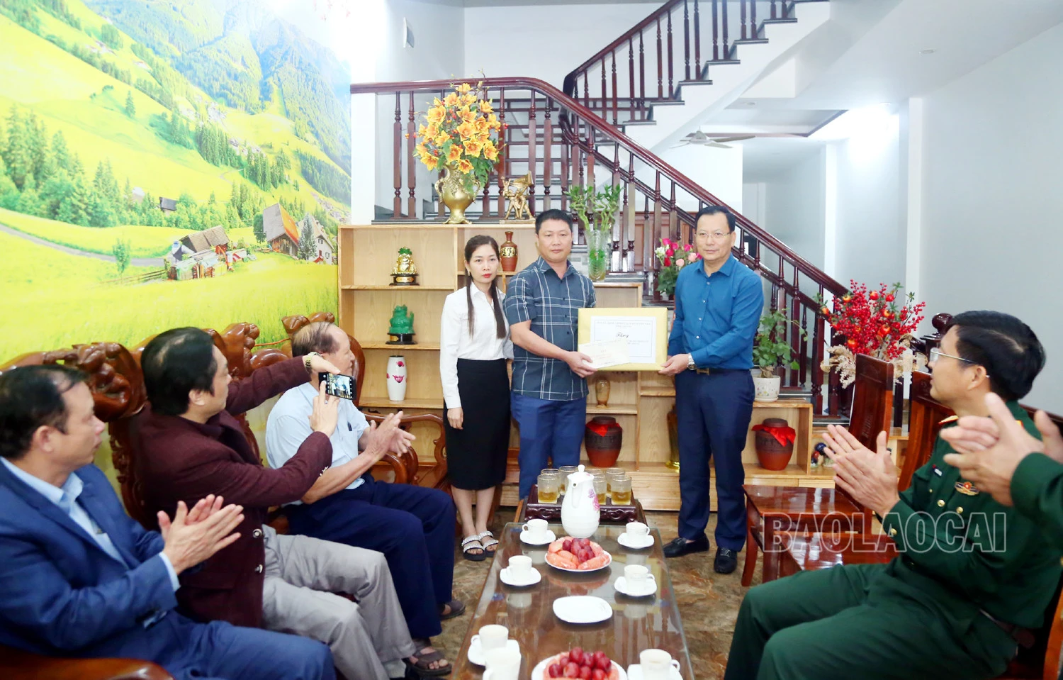 Các đồng chí lãnh đạo tỉnh thăm, tặng quà gia đình quân nhân, cựu quân nhân và người có công tại một số địa phương ảnh 6
