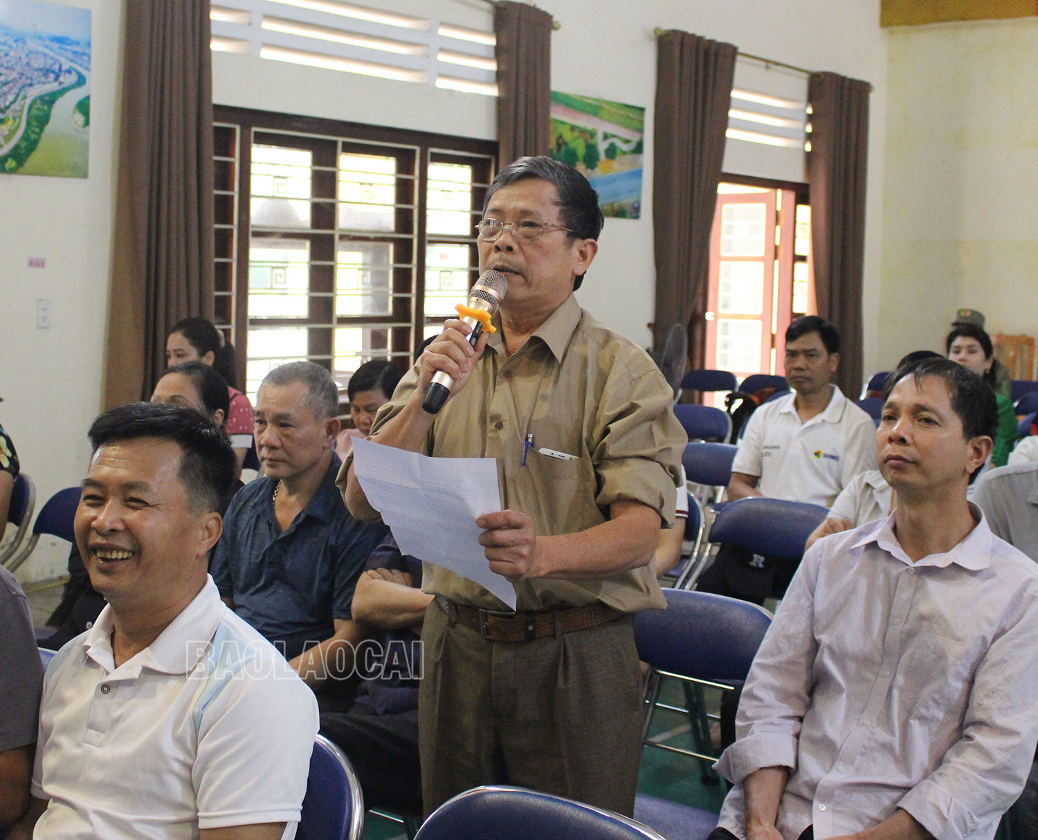 Người dân phường Lào Cai nêu ý kiến tại buổi đối thoại.