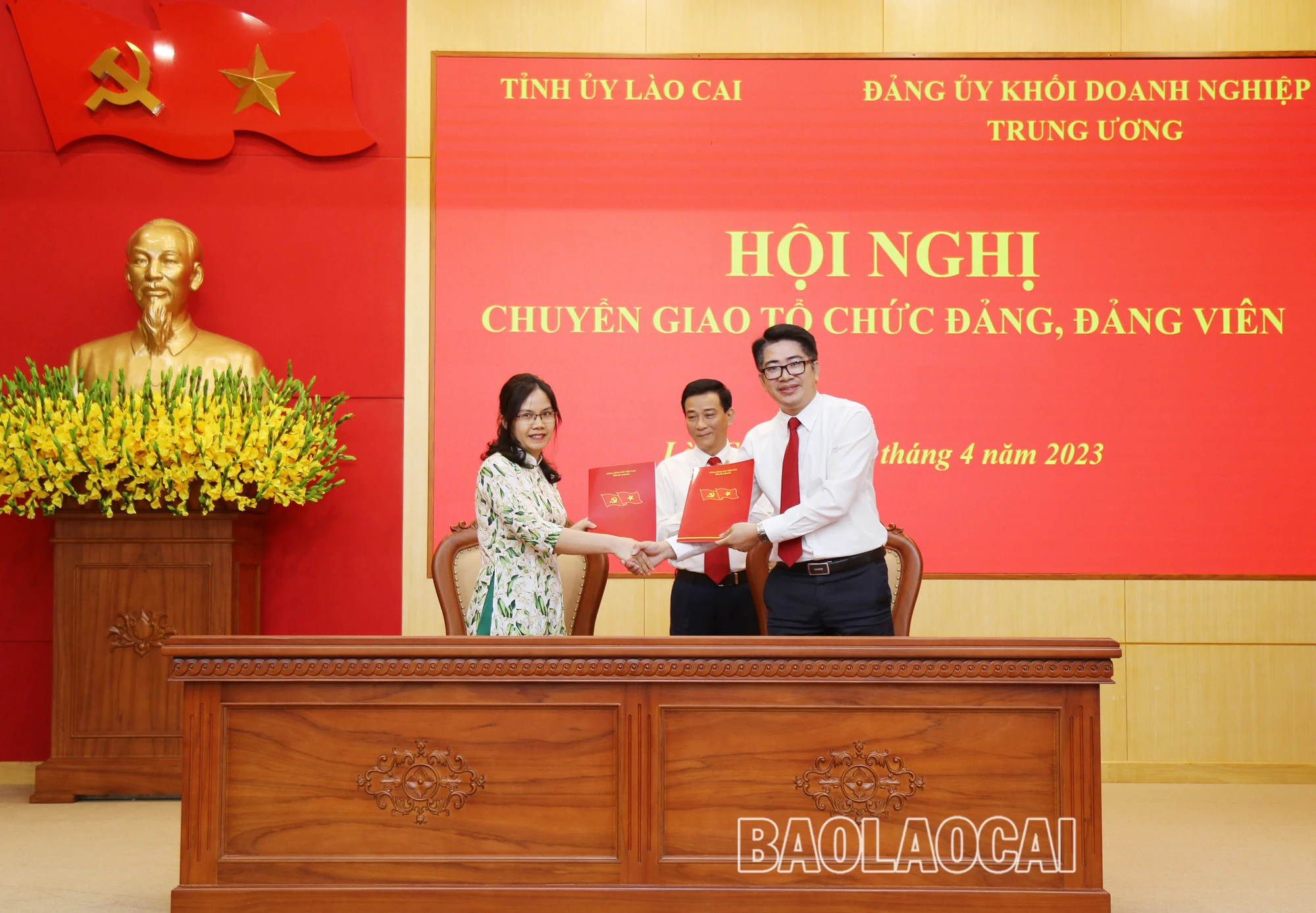 Ký biên bản bàn giao các tổ chức đảng về Đảng bộ Ngân hàng Nông nghiệp và Phát triển nông thôn Việt Nam.