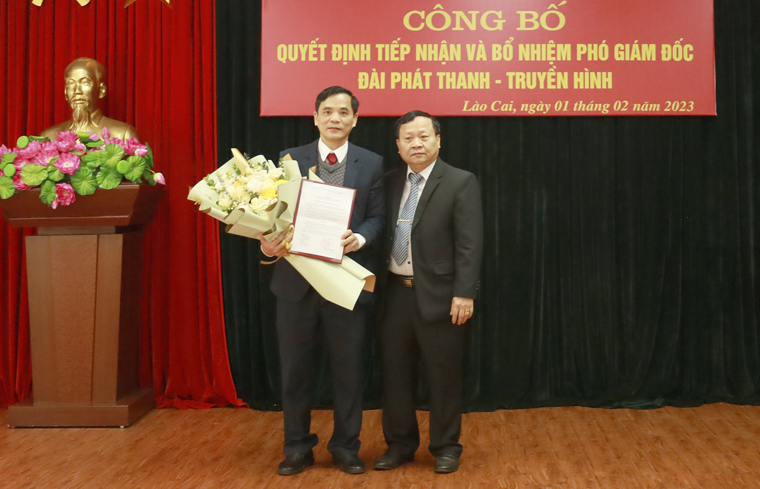 Đồng chí Nguyễn Trọng Hài trao quyết định và tặng hoa chúc mừng đồng chí Đặng Viết Xuyên.