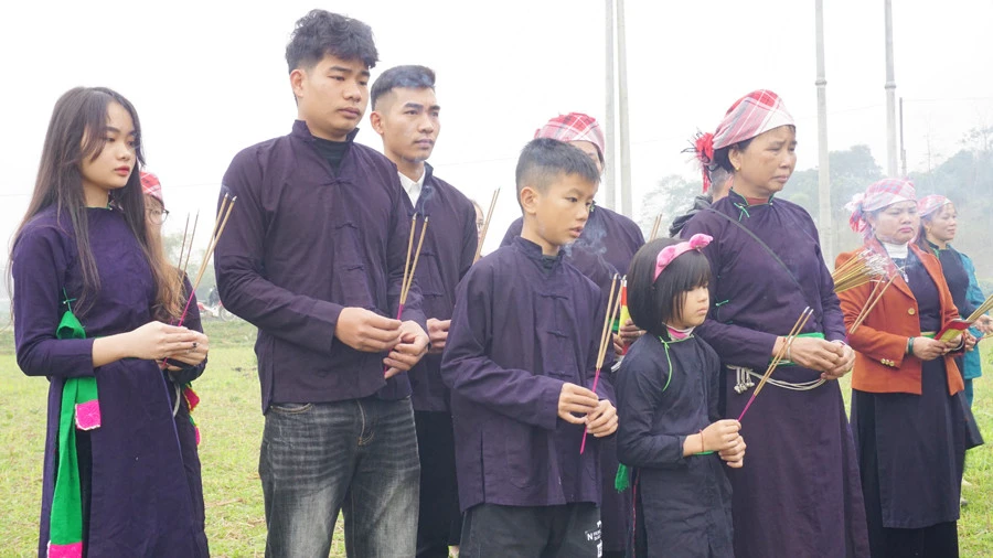 Ngày đầu năm cùng người Tày ra đồng tìm hướng kiêng ảnh 2