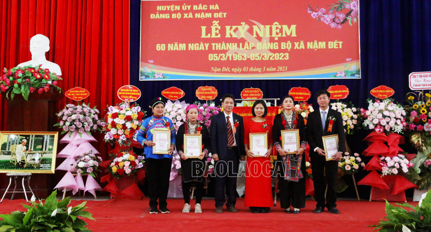 Tặng Giấy khen cho các tập thể, cá nhân có thành tích xuất sắc trong các phong trào thi đua. Trao giải các gian hàng trưng bày đẹp tại lễ kỷ niệm. Tặng Giấy khen cho các tập thể, cá nhân có thành tích xuất sắc trong các phong trào thi đua. Trao giải các gian hàng trưng bày đẹp tại lễ kỷ niệm.