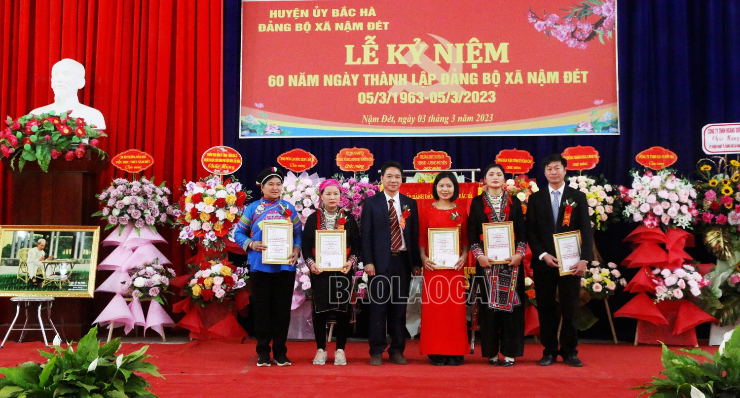 Tặng Giấy khen cho các tập thể, cá nhân có thành tích xuất sắc trong các phong trào thi đua. Trao giải các gian hàng trưng bày đẹp tại lễ kỷ niệm.