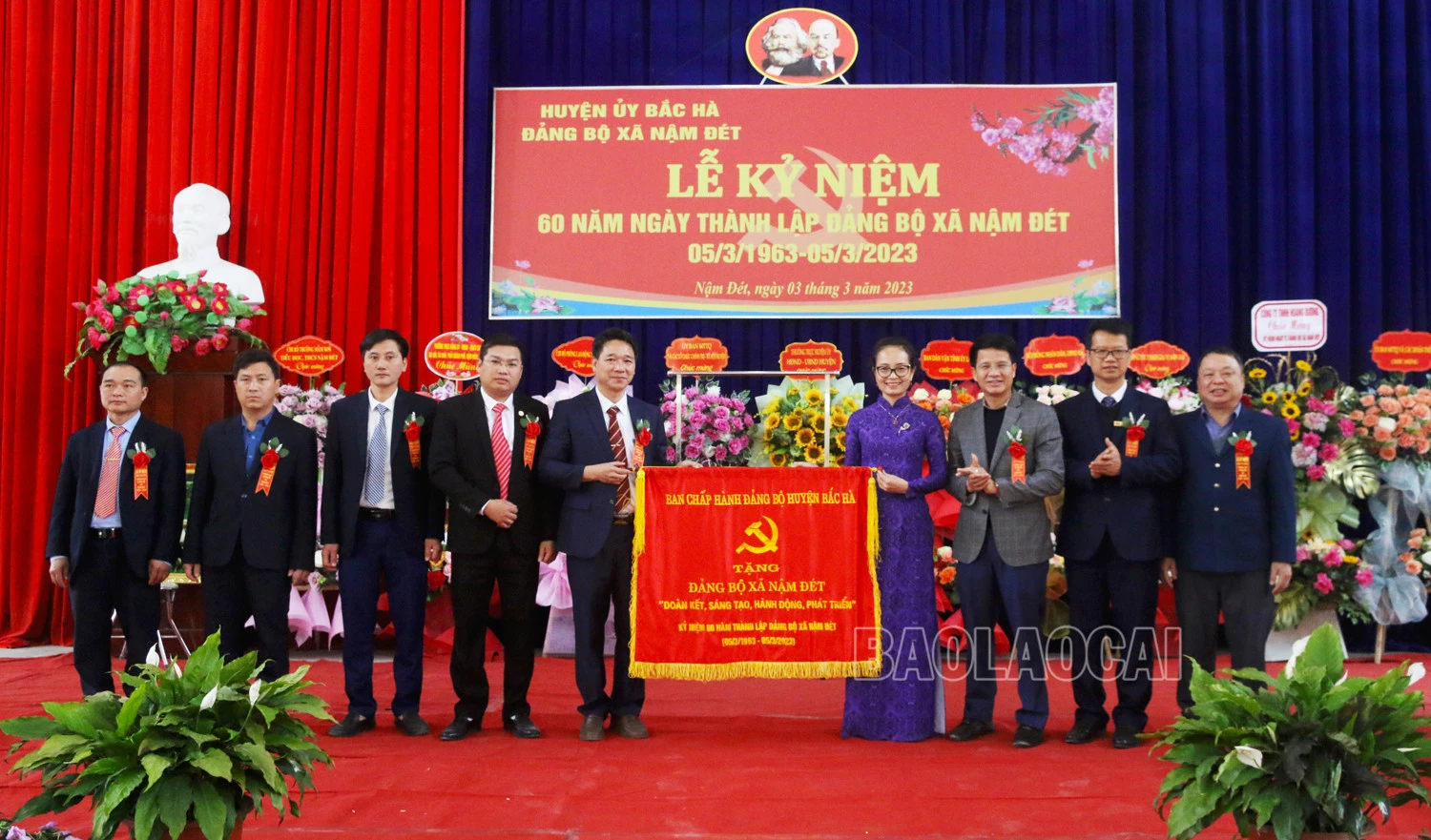 Các đồng chí lãnh đạo huyện Bắc Hà tặng bức trướng với chủ đề “Đoàn kết - Sáng tạo - Hành động - Phát triển” cho Đảng bộ xã Nậm Đét.