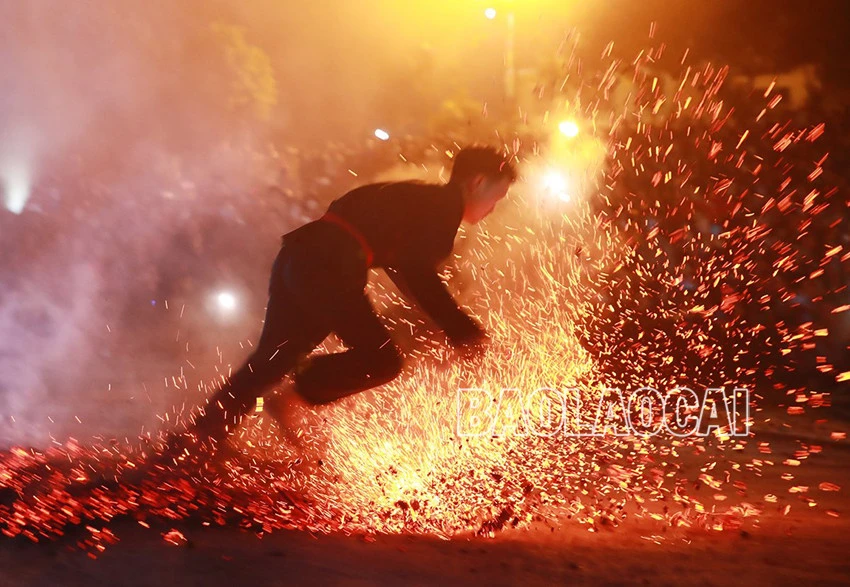 Ấn tượng vũ điệu nhảy lửa của người Dao đỏ Bắc Hà ảnh 12 Ấn tượng vũ điệu nhảy lửa của người Dao đỏ Bắc Hà ảnh 12