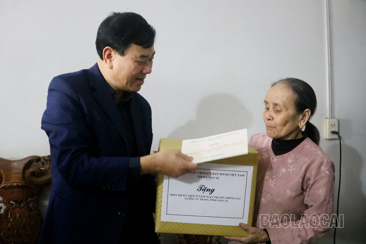 Đồng chí Vũ Văn Cài tặng quà bà Trần Thị Nhạn, mẹ liệt sỹ Nguyễn Văn Chiến ở tại thôn An Thành, xã Quang Kim. Tặng quà cho bà Lại Thị Xuân, vợ liệt sỹ Đặng Văn Điều. Đoàn công tác tặng quà cho ông Ngô Quang Trung ở tổ 4, thị trấn Bát Xát. Đồng chí Vũ Văn Cài tặng quà cho gia đình anh Lý Tiến Nam, con liệt sỹ Lý A Tờ.