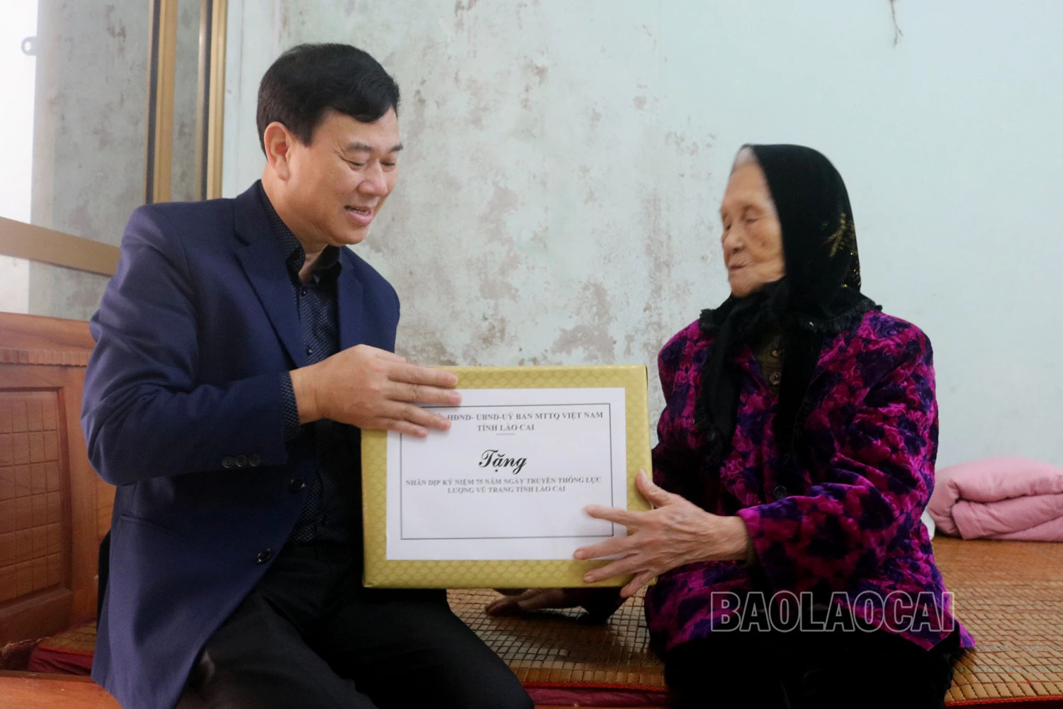 Đồng chí Vũ Văn Cài tặng quà bà Trần Thị Nhạn, mẹ liệt sỹ Nguyễn Văn Chiến ở tại thôn An Thành, xã Quang Kim. Tặng quà cho bà Lại Thị Xuân, vợ liệt sỹ Đặng Văn Điều. Đoàn công tác tặng quà cho ông Ngô Quang Trung ở tổ 4, thị trấn Bát Xát. Đồng chí Vũ Văn Cài tặng quà cho gia đình anh Lý Tiến Nam, con liệt sỹ Lý A Tờ.
