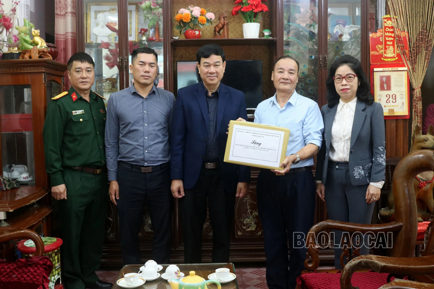 Đồng chí Vũ Văn Cài tặng quà bà Trần Thị Nhạn, mẹ liệt sỹ Nguyễn Văn Chiến ở tại thôn An Thành, xã Quang Kim. Tặng quà cho bà Lại Thị Xuân, vợ liệt sỹ Đặng Văn Điều. Đoàn công tác tặng quà cho ông Ngô Quang Trung ở tổ 4, thị trấn Bát Xát. Đồng chí Vũ Văn Cài tặng quà cho gia đình anh Lý Tiến Nam, con liệt sỹ Lý A Tờ.