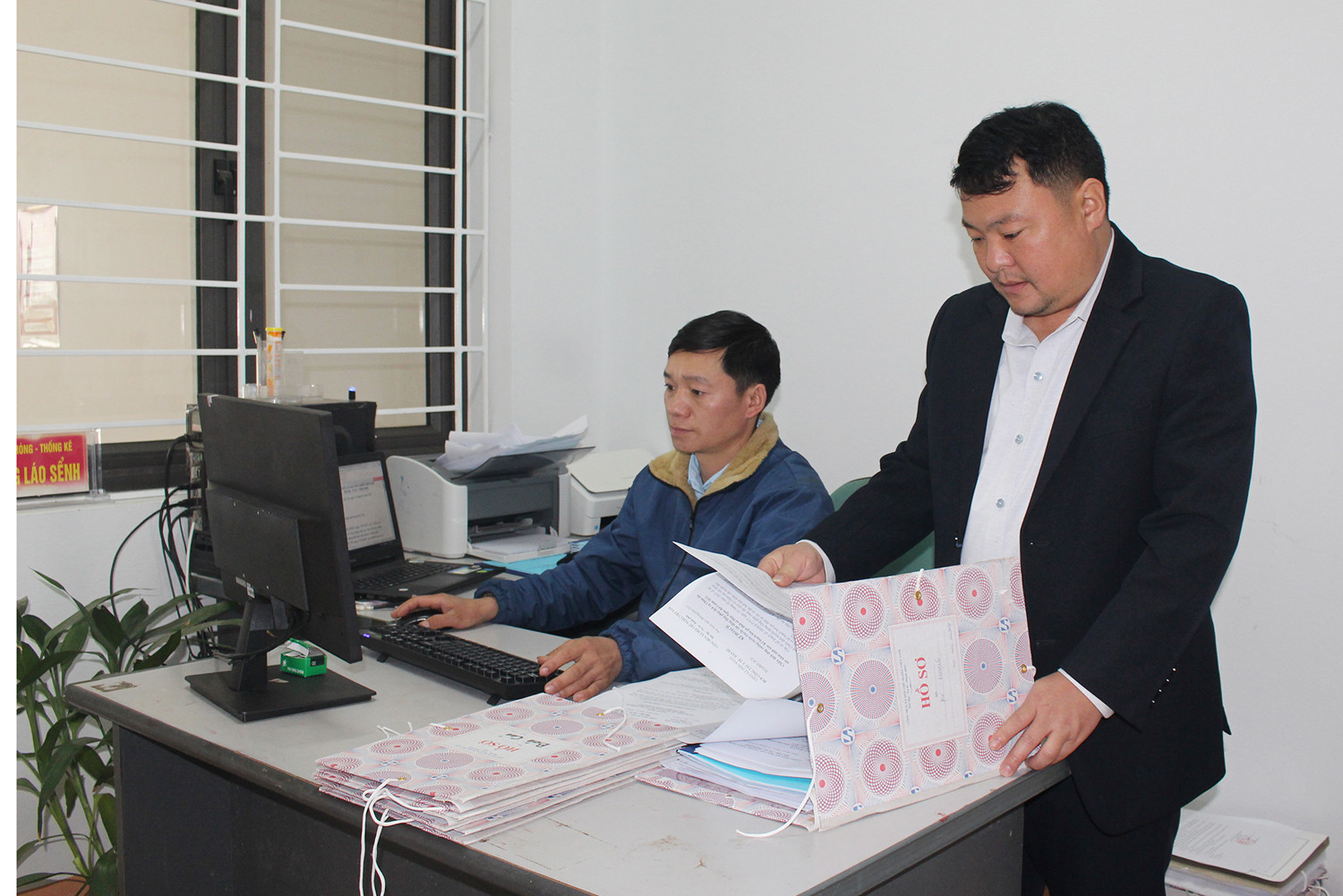 Chủ tịch UBND xã Phìn Ngan kiểm tra hồ sơ cán bộ, công chức xã. Chủ tịch UBND xã Phìn Ngan kiểm tra hồ sơ cán bộ, công chức xã.