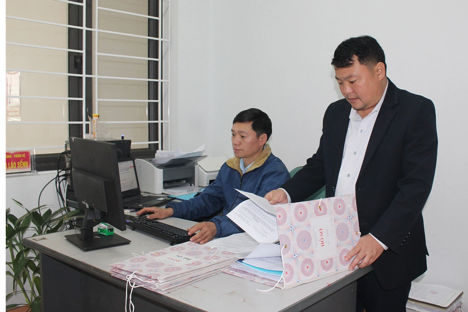 Chủ tịch UBND xã Phìn Ngan kiểm tra hồ sơ cán bộ, công chức xã.