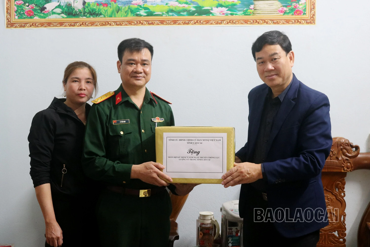 Đồng chí Vũ Văn Cài tặng quà bà Trần Thị Nhạn, mẹ liệt sỹ Nguyễn Văn Chiến ở tại thôn An Thành, xã Quang Kim. Tặng quà cho bà Lại Thị Xuân, vợ liệt sỹ Đặng Văn Điều. Đoàn công tác tặng quà cho ông Ngô Quang Trung ở tổ 4, thị trấn Bát Xát. Đồng chí Vũ Văn Cài tặng quà cho gia đình anh Lý Tiến Nam, con liệt sỹ Lý A Tờ.