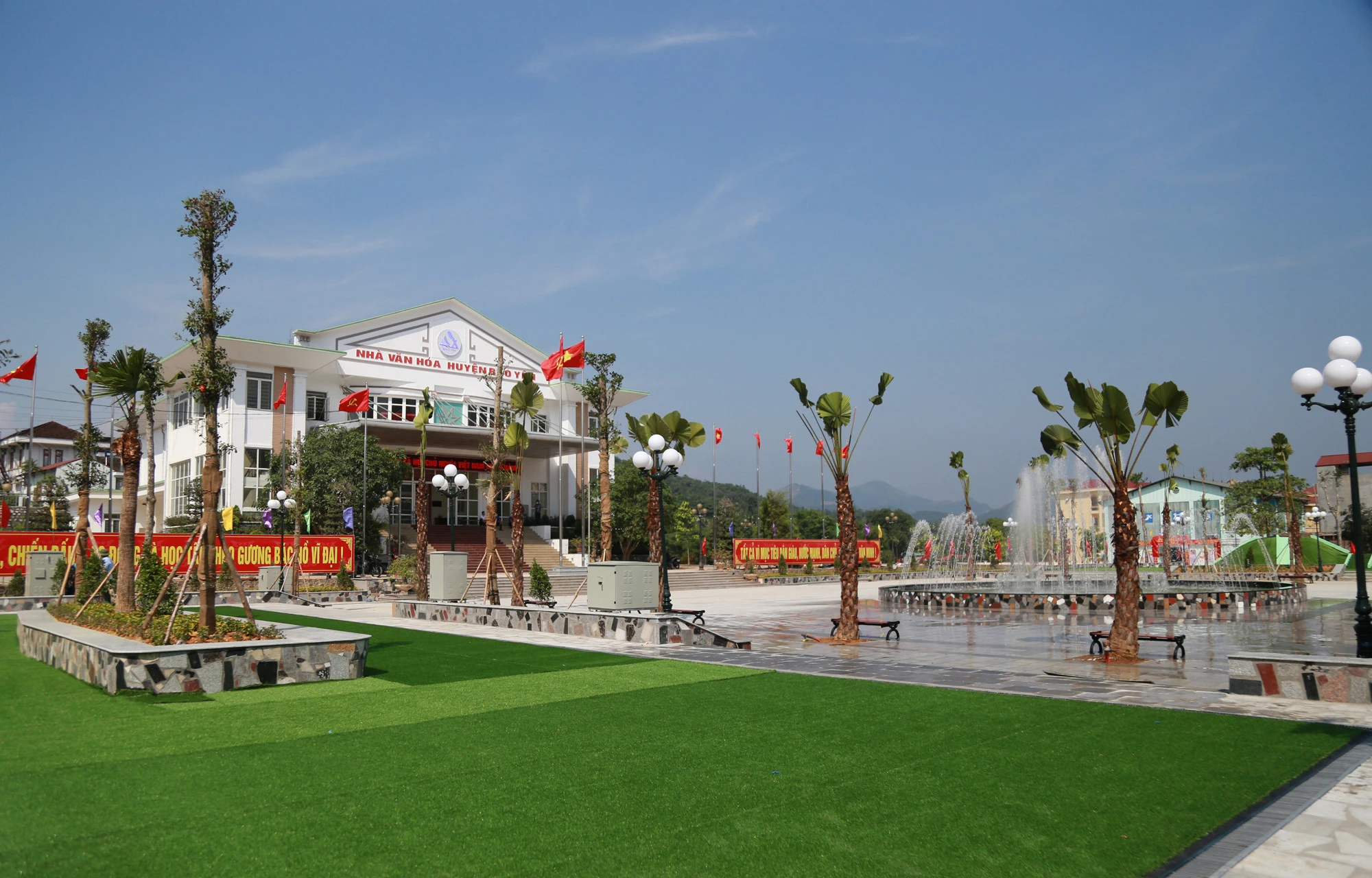 Xây dựng các công trình xanh góp phần nâng cao chất lượng đời sống dân sinh. (Trong ảnh: Công viên Nguyễn Tất Thành là điểm vui chơi công cộng mới của người dân thị trấn Phố Ràng, huyện Bảo Yên).