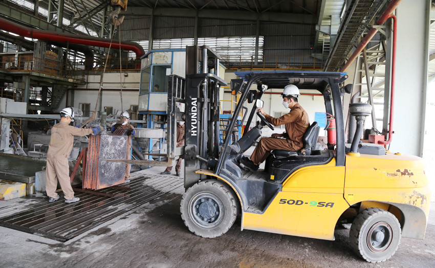 Hai nhà máy của Chi nhánh Luyện đồng Lào Cai duy trì sản xuất ổn định trong những ngày tết. Không khí làm việc tại tất cả các phân xưởng của nhà máy vẫn rất sôi động. Nhiều người lao động trong các nhà máy, đơn vị sản xuất công nghiệp trên địa bàn tỉnh vẫn làm việc xuyên tết. Các đơn vị sản xuất của Chi nhánh Mỏ Tuyển đồng Sin Quyền hoạt động bình thường trong ngày tết. Nhiều đơn vị của Công ty TNHH Một thành viên Apatit Việt Nam vẫn duy trì sản xuất trong dịp tết. Các nhà máy sản xuất phốt pho, axit sunfutic... thuộc Công ty TNHH Một thành viên hóa chất Đức Giang Lào Cai duy trì sản xuất trong ngày tết. Công nhân miệt mài với công việc của mình để đảm bảo các đơn hàng và kế hoạch sản xuất của đơn vị. Trung tâm Điều khiển xa (Công ty Điện lực Lào Cai) bố trí cán bộ trực để bảo đảm vận hành lưới điện ổn định, an toàn trong những ngày tết. Các nhà máy sản xuất thủy điện trên địa bàn vẫn duy trì đủ quân số trực sản xuất để dòng điện toả đi muôn nơi.