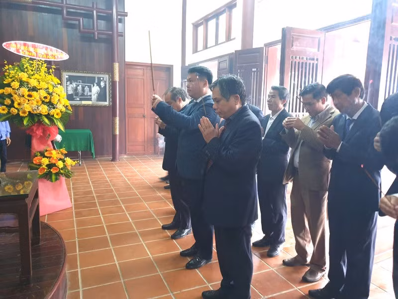 Các đại biểu thành kính dâng hương bày tỏ lòng kính trọng và biết ơn sâu sắc công lao to lớn của Thủ tướng Phạm Văn Đồng.