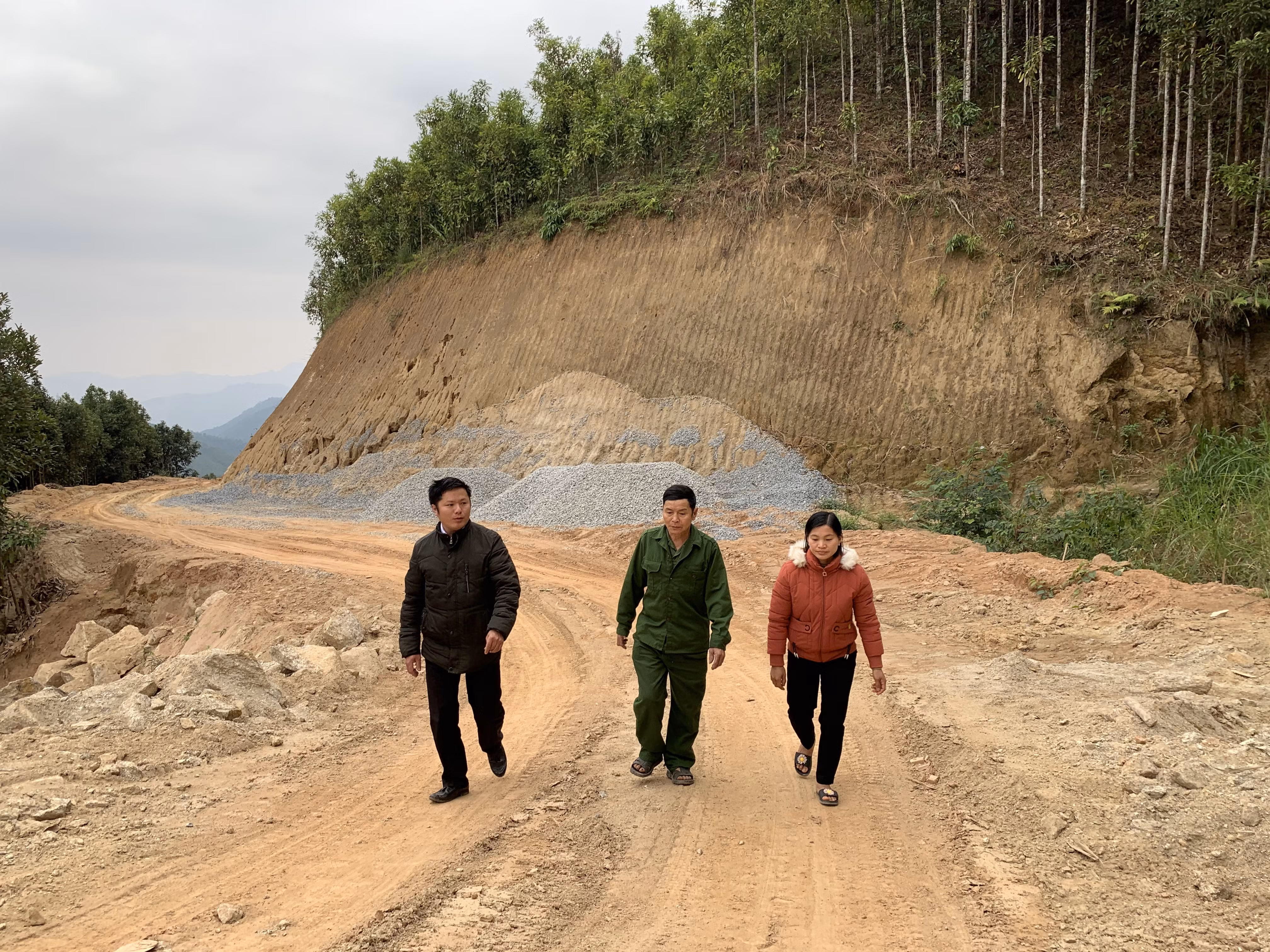 Tuyến đường Nậm Cài - Nậm Xuân được mở rộng phục vụ nhu cầu đi lại giao thương buôn bán của người dân.