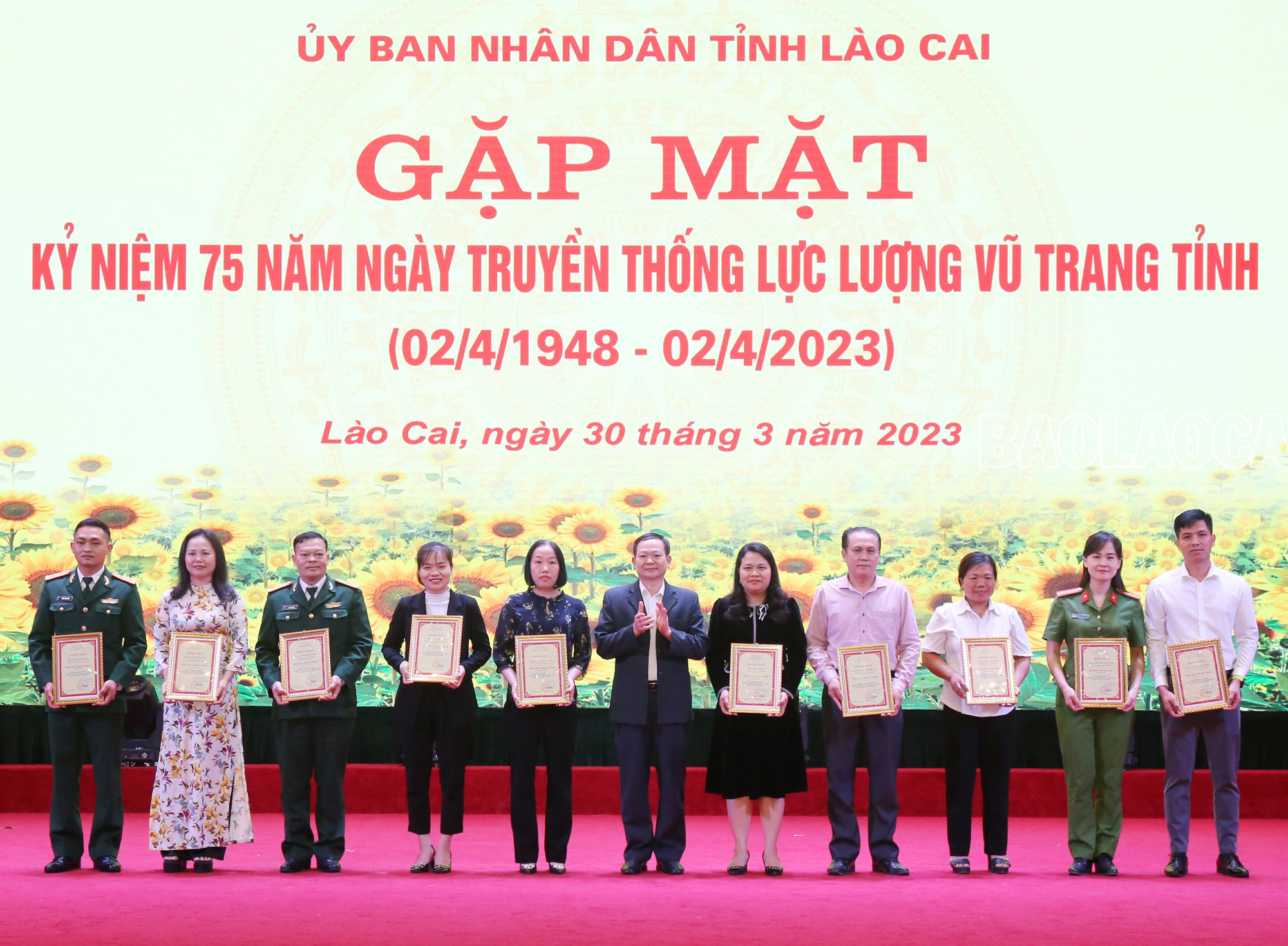 Ban Tổ chức trao giải cho các tập thể, cá nhân đoạt giải trong Cuộc thi trắc nghiệm trên internet tìm hiểu 75 năm Ngày truyền thống LLVT tỉnh.