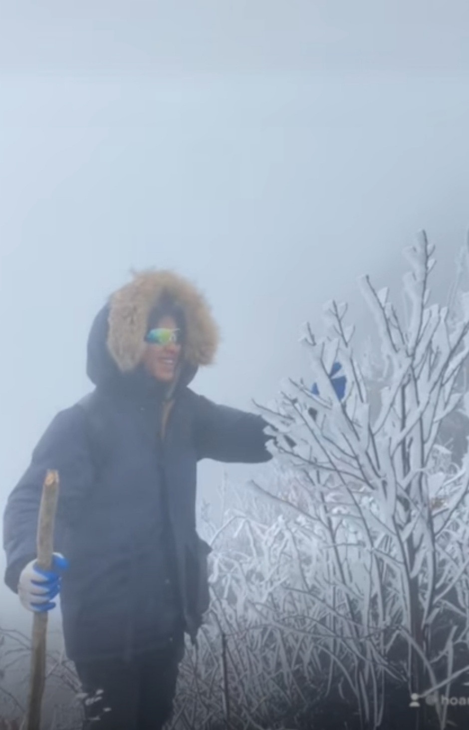 Ngày mùng 7, mùng 8 tháng Giêng Quý Mão 2023, khu vực xã Y Tý khung cảnh mờ ảo bởi sương mù và nhiệt độ giảm thấp chỉ còn 3 - 4 độ C. Trên núi Lảo Thẩn nhiệt độ giảm sâu, xuất hiện băng giá phủ trắng cây cối. Mặc dù trời rét và sương mù nhưng nhiều du khách trong và ngoài tỉnh rất thích thú được trải nghiệm tại Y Tý. Du khách leo núi Lảo Thẩn bất ngờ khi gặp cảnh băng giá trắng xóa ngay những ngày đầu năm mới. Thử cảm giác tay không chạm vào băng ở độ cao 2.800m so với mực nước biển. Bạn trẻ chụp ảnh lưu niệm với băng giá trên núi Lảo Thẩn. Từ ngày mùng 1 tết đến mùng 8 tháng Giêng, xã Y Tý đón khoảng 4.300 lượt khách tham quan, trong đó có khoảng 400 khách leo núi. Các homestay tại Y Tý khởi đầu năm mới với nhiều tín hiệu vui khi lượng khách dần tăng lên. Du khách ăn tối tại homestay Xá Hà Nhì, thôn Lao Chải, xã Y Tý ngày đầu năm mới.