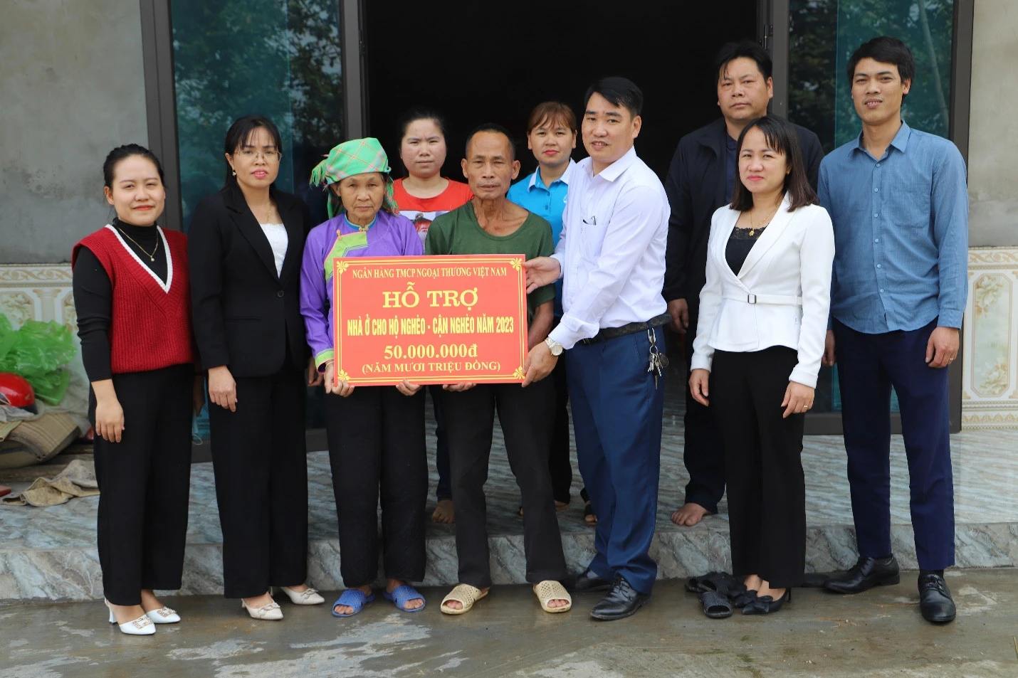 Trao tiền hỗ trợ cho ông Lý A Lùng ở thôn Làng Toòng. Trao nhà cho ông Lừu A Nghì ở thôn Làng Pẳn.