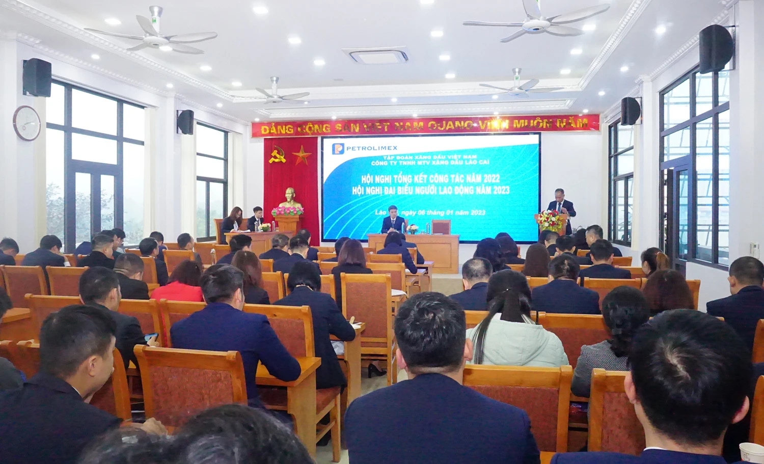 Công ty Xăng dầu Lào Cai phấn đấu tổng doanh thu năm 2023 đạt 1.248 tỷ đồng ảnh 1