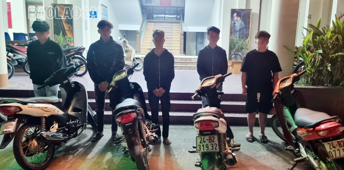 Các thanh - thiếu niên và phương tiện vi phạm được đưa về Công an thành phố để xử lý.