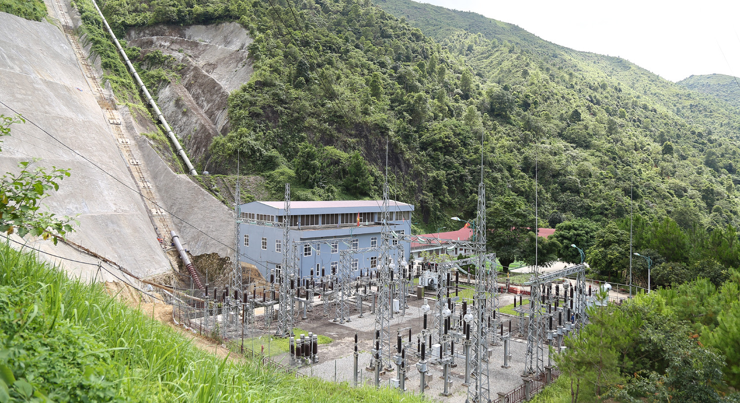 Hai nhà máy của Chi nhánh Luyện đồng Lào Cai duy trì sản xuất ổn định trong những ngày tết. Không khí làm việc tại tất cả các phân xưởng của nhà máy vẫn rất sôi động. Nhiều người lao động trong các nhà máy, đơn vị sản xuất công nghiệp trên địa bàn tỉnh vẫn làm việc xuyên tết. Các đơn vị sản xuất của Chi nhánh Mỏ Tuyển đồng Sin Quyền hoạt động bình thường trong ngày tết. Nhiều đơn vị của Công ty TNHH Một thành viên Apatit Việt Nam vẫn duy trì sản xuất trong dịp tết. Các nhà máy sản xuất phốt pho, axit sunfutic... thuộc Công ty TNHH Một thành viên hóa chất Đức Giang Lào Cai duy trì sản xuất trong ngày tết. Công nhân miệt mài với công việc của mình để đảm bảo các đơn hàng và kế hoạch sản xuất của đơn vị. Trung tâm Điều khiển xa (Công ty Điện lực Lào Cai) bố trí cán bộ trực để bảo đảm vận hành lưới điện ổn định, an toàn trong những ngày tết. Các nhà máy sản xuất thủy điện trên địa bàn vẫn duy trì đủ quân số trực sản xuất để dòng điện toả đi muôn nơi.