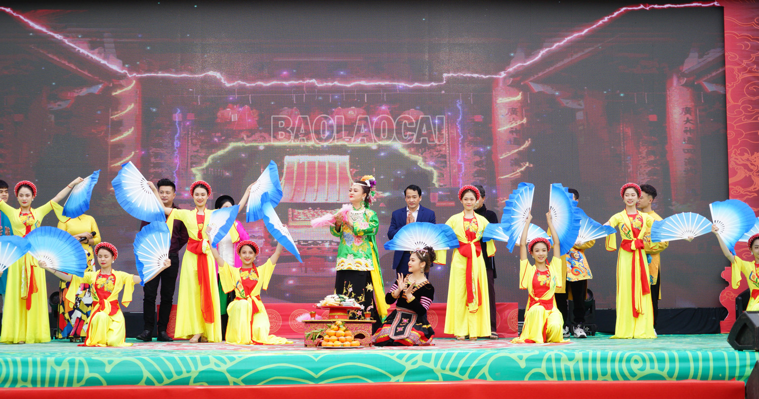 Các đồng chí lãnh đạo tỉnh dự khai mạc Lễ hội đền Cô Tân An ảnh 7