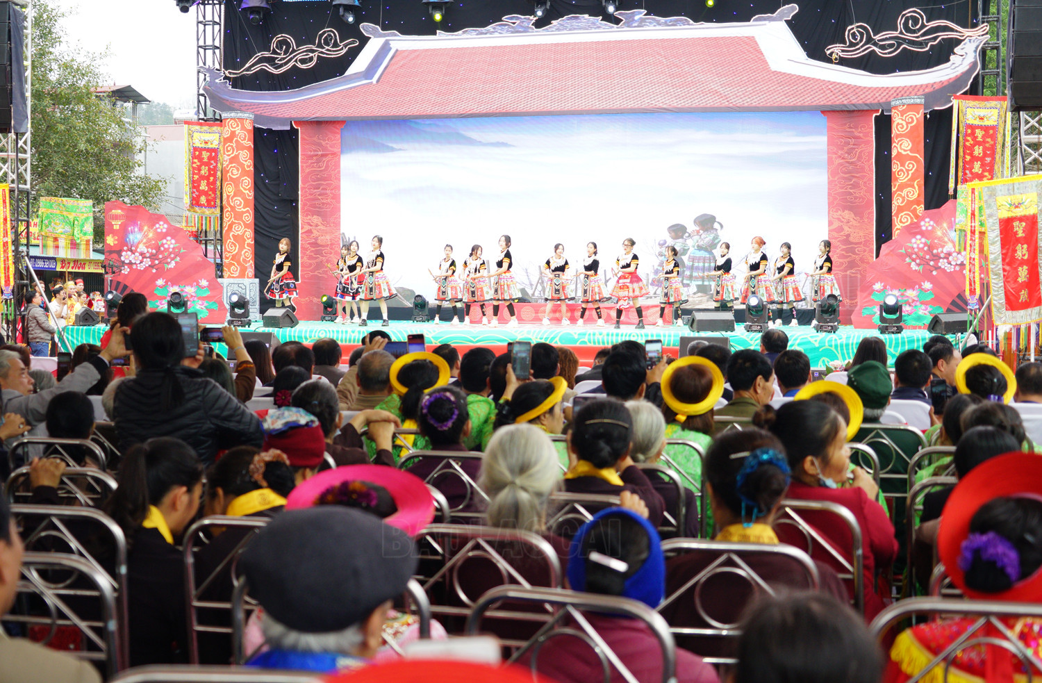 Các đồng chí lãnh đạo tỉnh dự khai mạc Lễ hội đền Cô Tân An ảnh 3