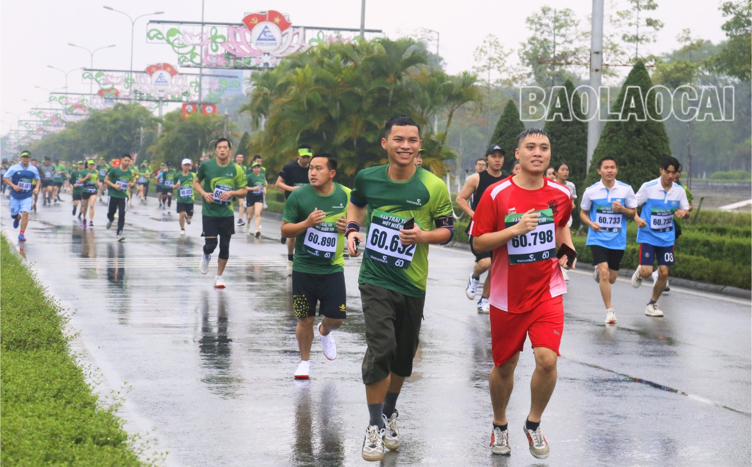 Điều kiện thời tiết không ủng hộ, nhưng các vận động viên vẫn hoàn thành xuất sắc vòng chạy. Điều kiện thời tiết không ủng hộ, nhưng các vận động viên vẫn hoàn thành xuất sắc vòng chạy.