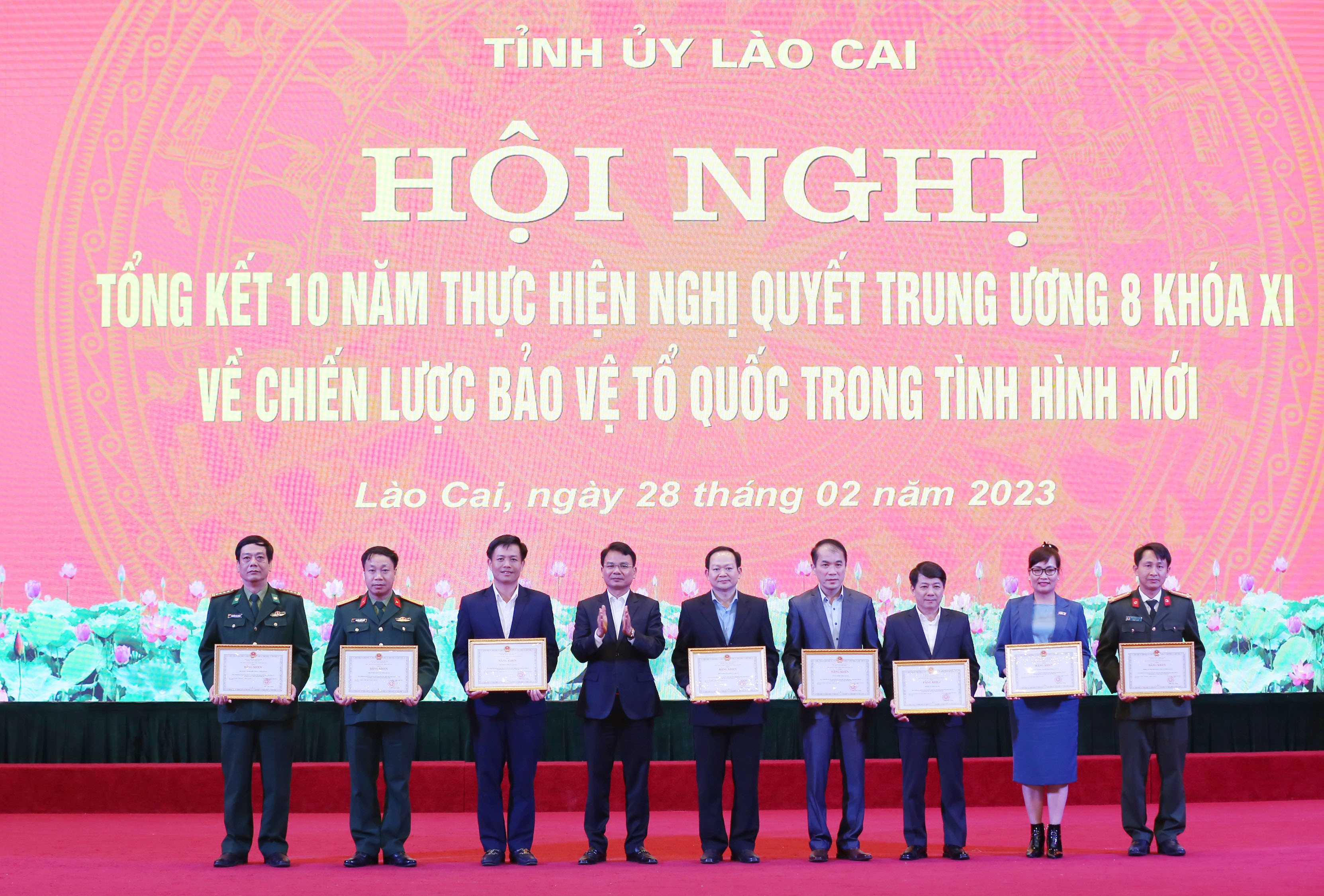 Trao Bằng khen của Chủ tịch UBND tỉnh cho các tập thể, cá nhân.