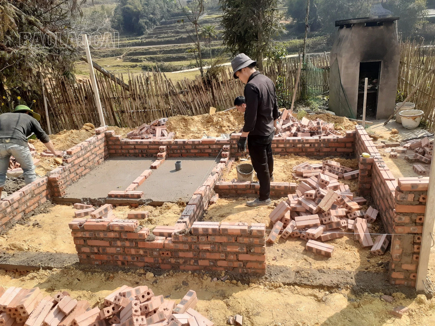 Xây dựng nhà vệ sinh tại Trường Phổ thông dân tộc bán trú THCS Hoàng Thu Phố.