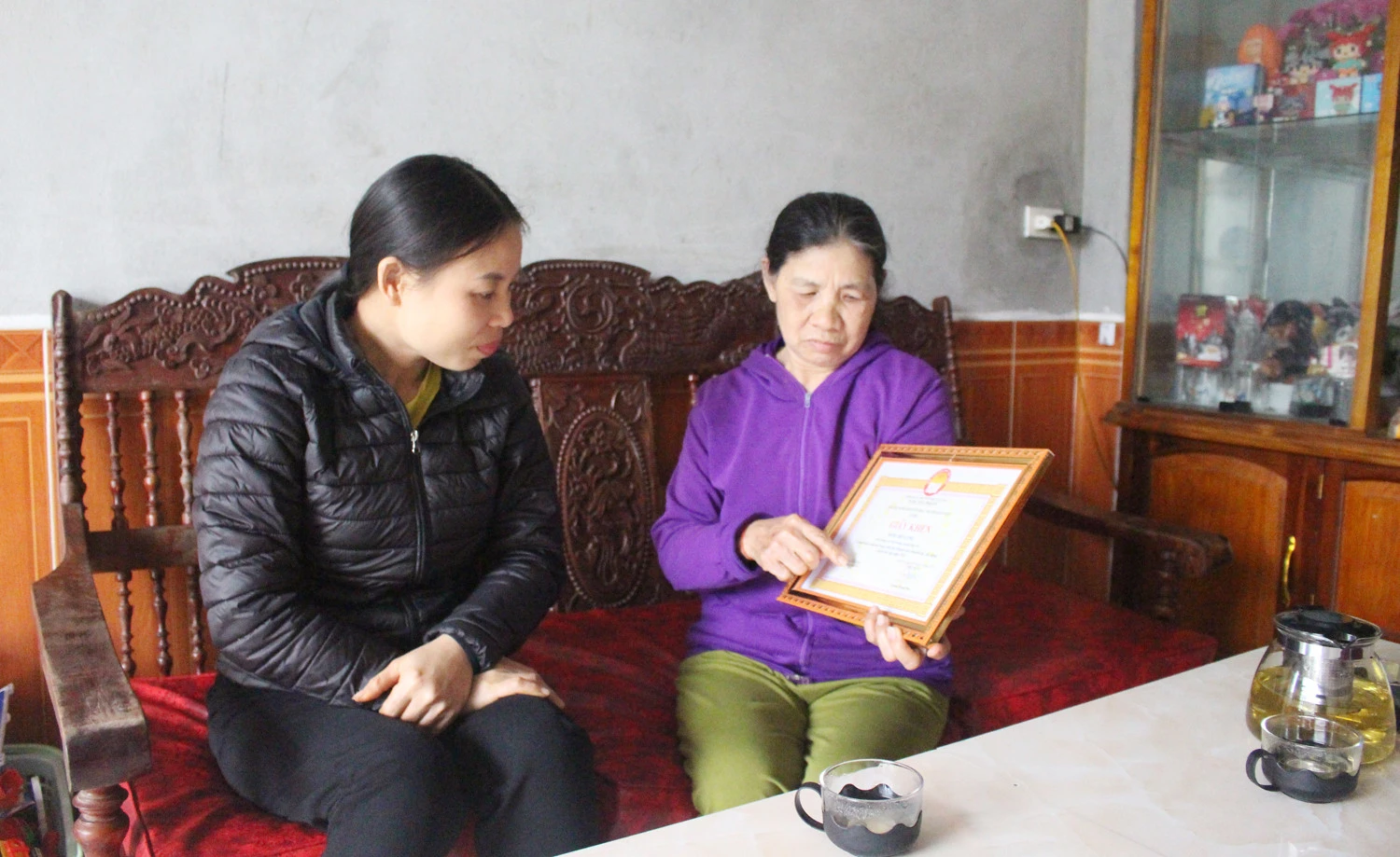 Bà Đỗ Thị Hiền (bên phải) kể về thành tích dòng họ Long đạt được trong những năm qua.
