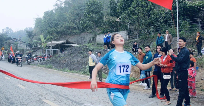 Các vận động viên tranh tài tại Giải chạy việt dã truyền thống huyện Bảo Thắng lần thứ 43.