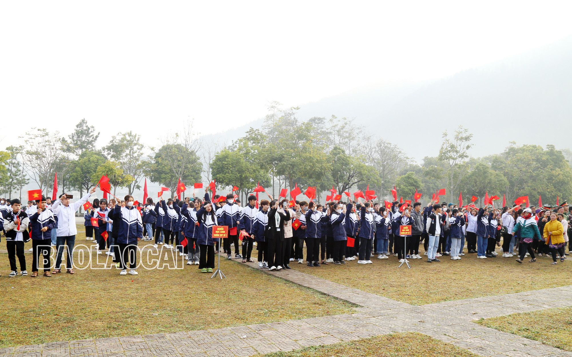 Các tân binh và đông đảo người thân, các em học sinh đến tiễn tân binh lên đường nhập ngũ.