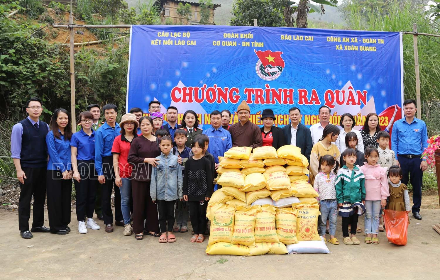 Tặng quà cho học sinh điểm trường Cốc Pục.