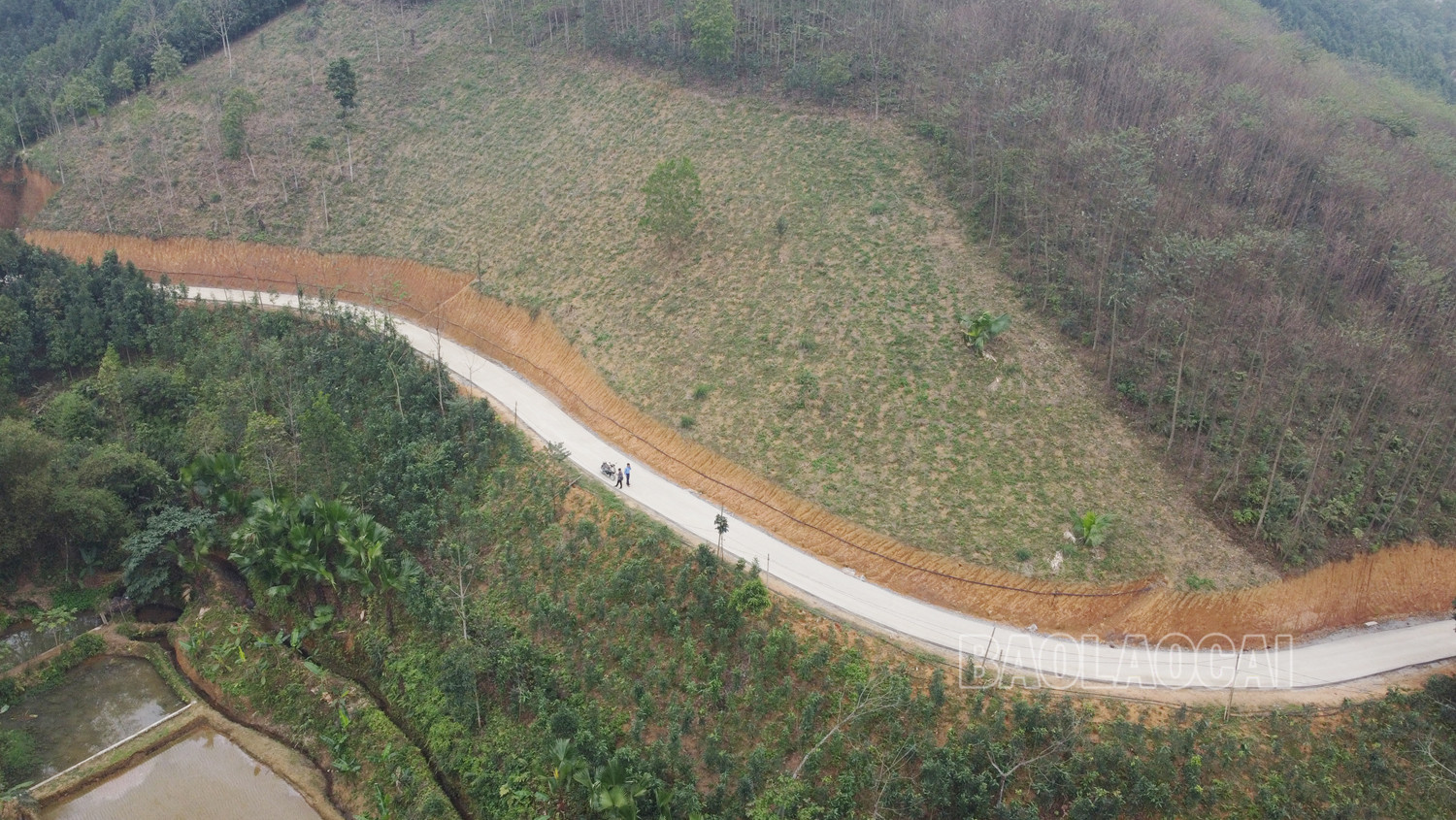 Đường giao thông nông thôn 7 Vành - 3 Thâu được đổ bê-tông. Đường giao thông nông thôn 7 Vành - 3 Thâu được đổ bê-tông.