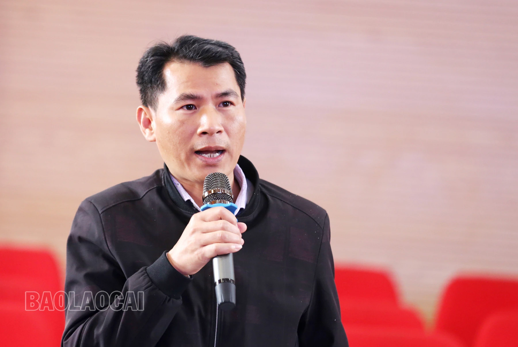 Đại biểu cơ quan chuyên môn huyện Bảo Thắng tham gia ý kiến.