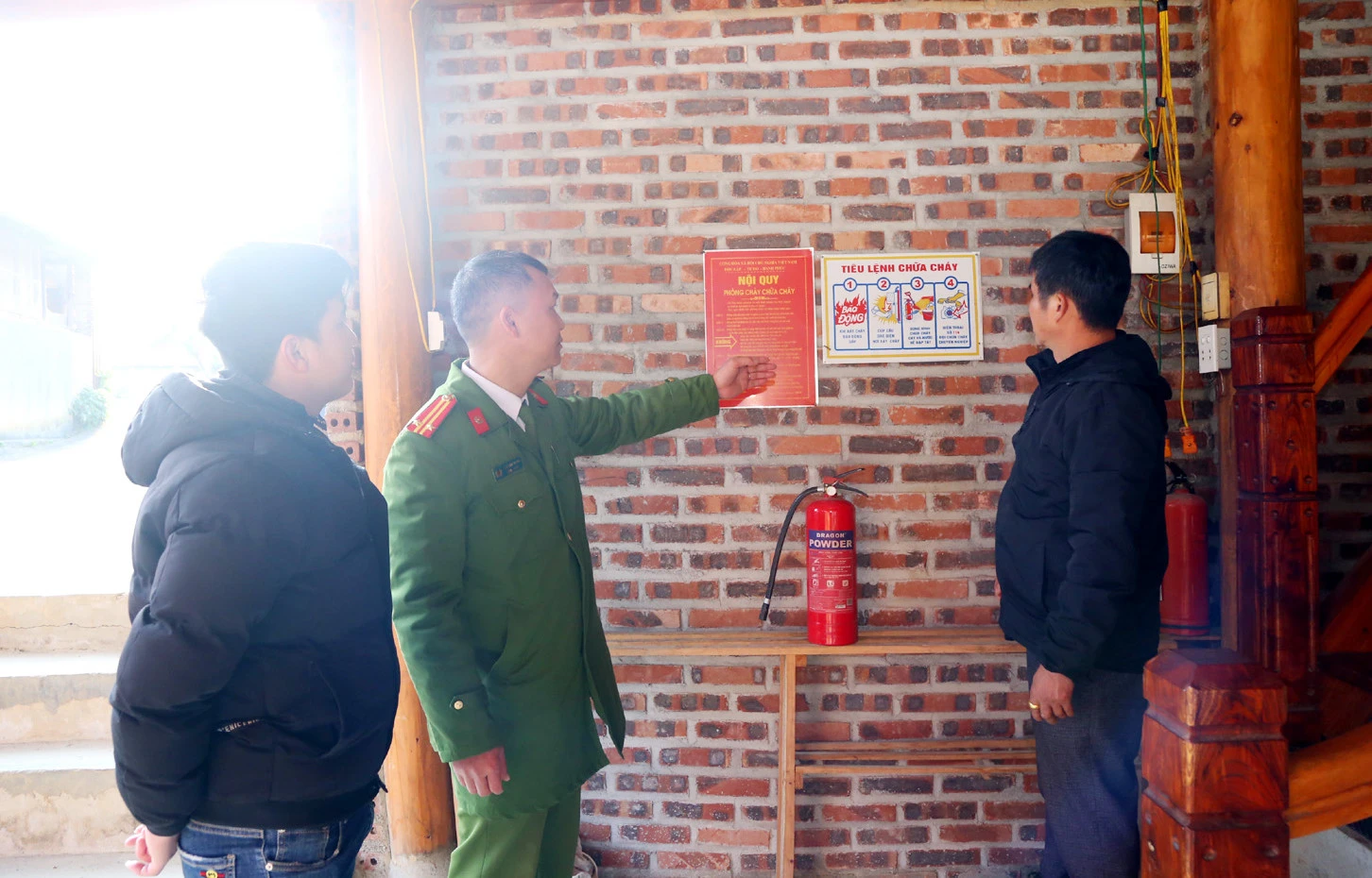 Công an xã Tà Chải hướng dẫn người dân kỹ năng sử dụng thiết bị phòng cháy, chữa cháy tại homestay.