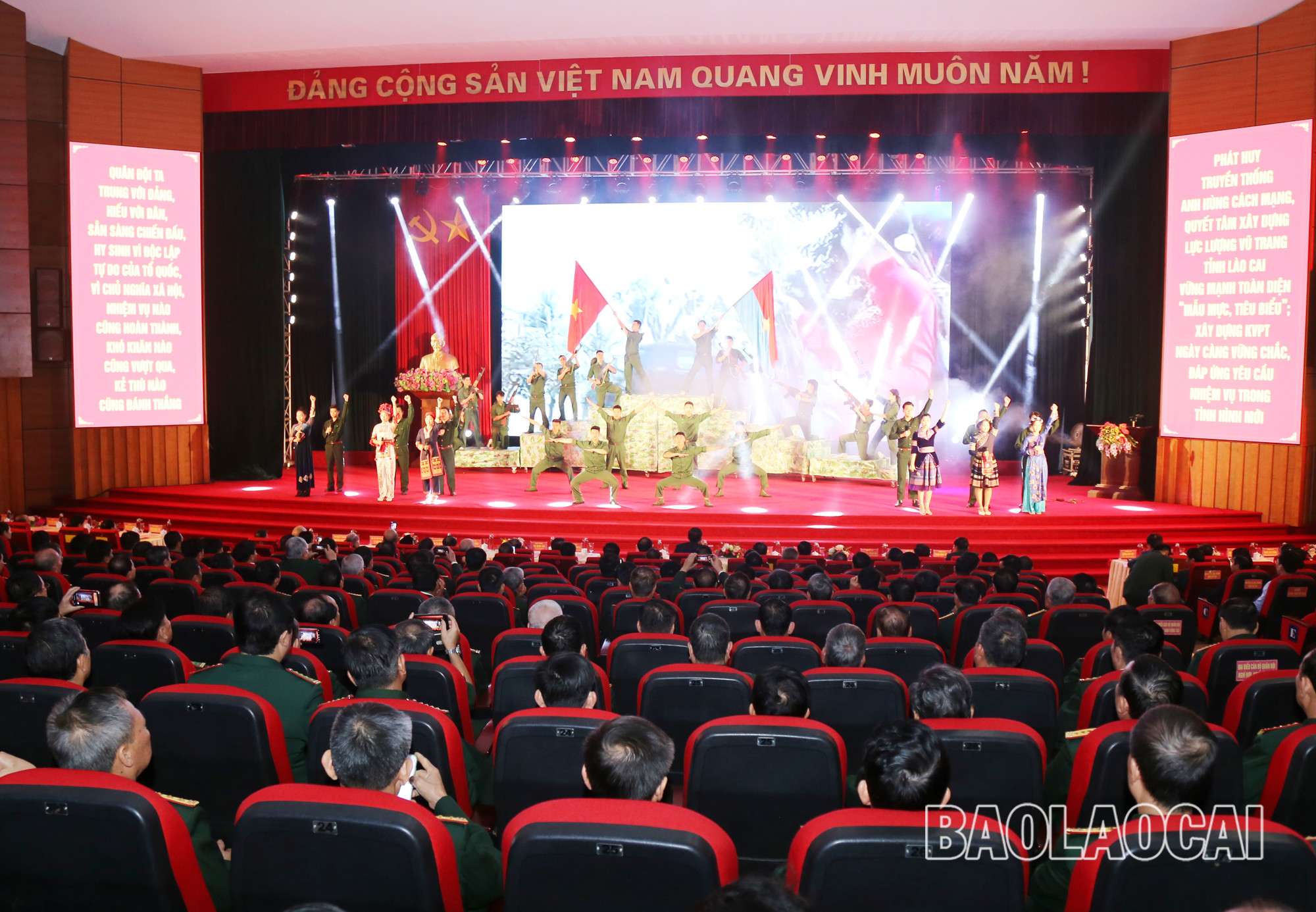 Một tiết mục văn nghệ tại buổi gặp mặt.