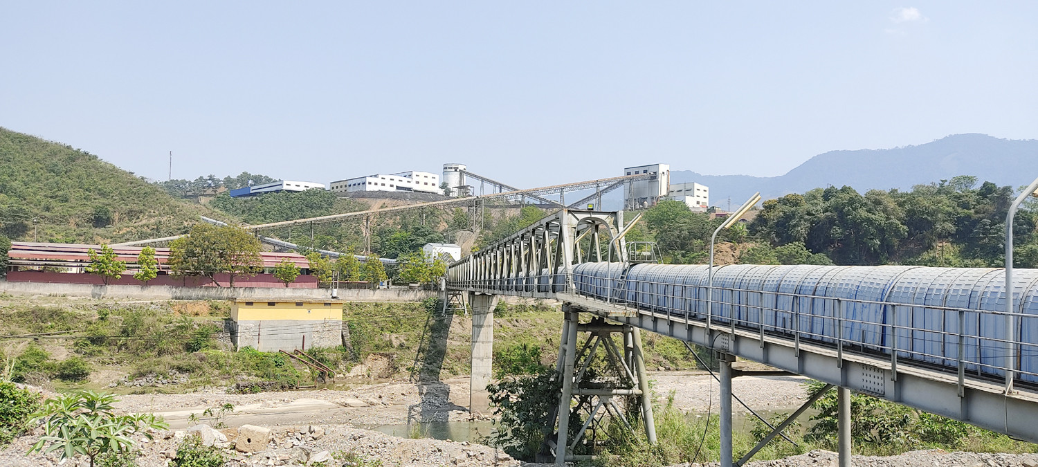 Hai nhà máy của Chi nhánh Luyện đồng Lào Cai duy trì sản xuất ổn định trong những ngày tết. Không khí làm việc tại tất cả các phân xưởng của nhà máy vẫn rất sôi động. Nhiều người lao động trong các nhà máy, đơn vị sản xuất công nghiệp trên địa bàn tỉnh vẫn làm việc xuyên tết. Các đơn vị sản xuất của Chi nhánh Mỏ Tuyển đồng Sin Quyền hoạt động bình thường trong ngày tết. Nhiều đơn vị của Công ty TNHH Một thành viên Apatit Việt Nam vẫn duy trì sản xuất trong dịp tết. Các nhà máy sản xuất phốt pho, axit sunfutic... thuộc Công ty TNHH Một thành viên hóa chất Đức Giang Lào Cai duy trì sản xuất trong ngày tết. Công nhân miệt mài với công việc của mình để đảm bảo các đơn hàng và kế hoạch sản xuất của đơn vị. Trung tâm Điều khiển xa (Công ty Điện lực Lào Cai) bố trí cán bộ trực để bảo đảm vận hành lưới điện ổn định, an toàn trong những ngày tết. Các nhà máy sản xuất thủy điện trên địa bàn vẫn duy trì đủ quân số trực sản xuất để dòng điện toả đi muôn nơi.