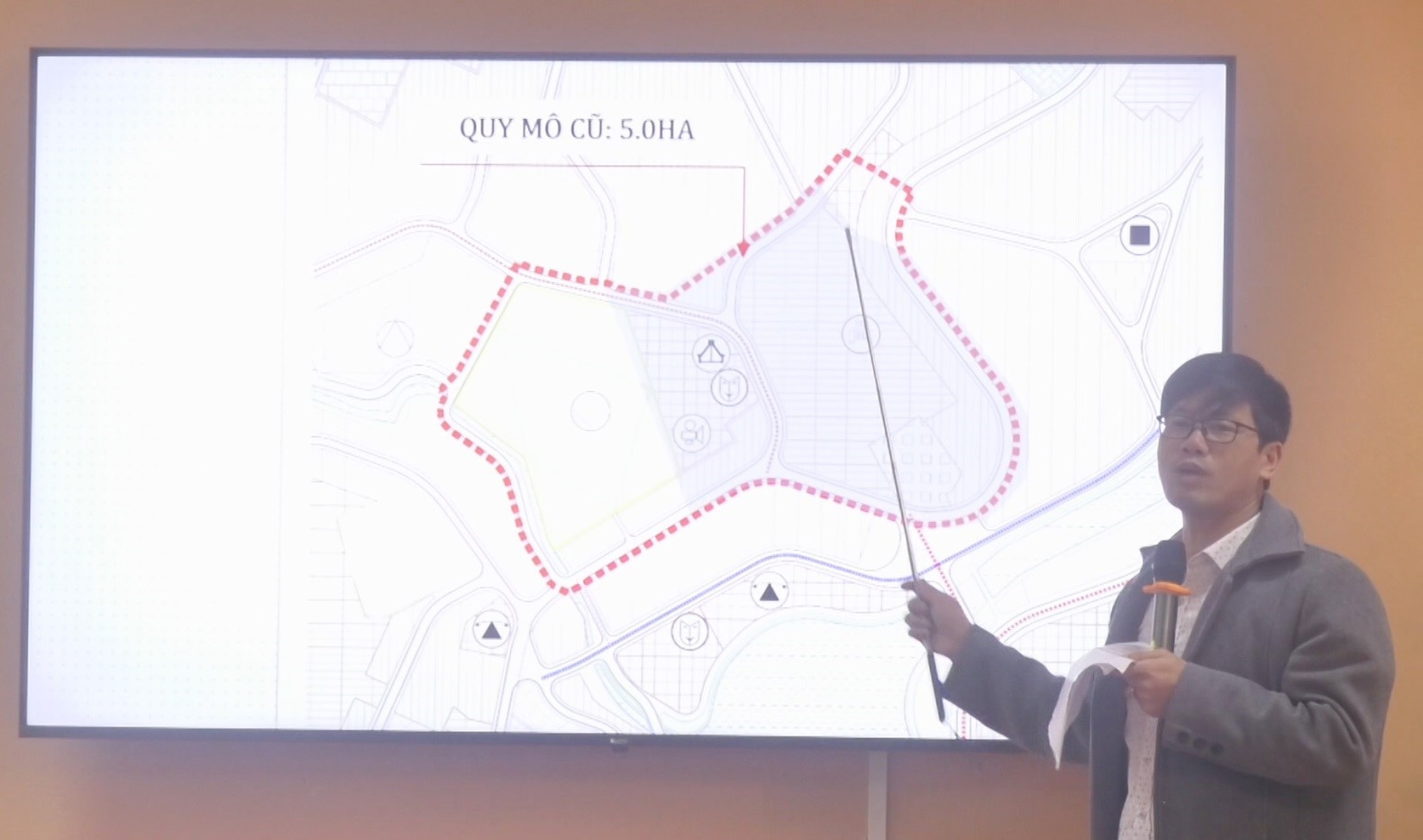 Đại diện Phòng Kinh tế và Hạ tầng huyện trình bày chi tiết khu quy hoạch. Đại diện Phòng Kinh tế và Hạ tầng huyện trình bày chi tiết khu quy hoạch.
