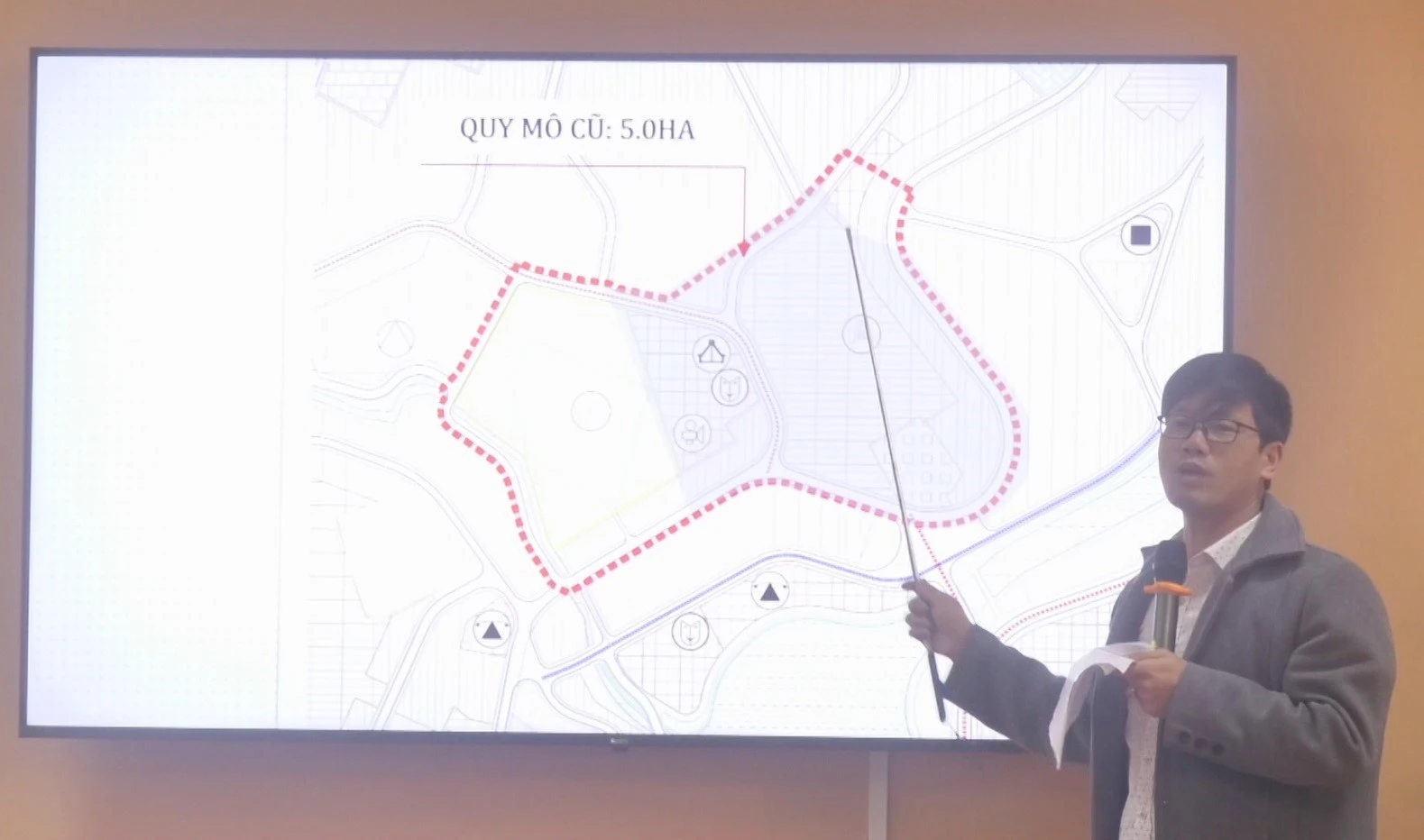Đại diện Phòng Kinh tế và Hạ tầng huyện trình bày chi tiết khu quy hoạch.