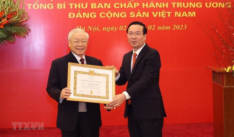 Đồng chí Võ Văn Thưởng, Ủy viên Bộ Chính trị, Thường trực Ban Bí thư trao Huy hiệu 55 năm tuổi Đảng tặng Tổng Bí thư Nguyễn Phú Trọng. Đồng chí Võ Văn Thưởng, Ủy viên Bộ Chính trị, Thường trực Ban Bí thư trao Huy hiệu 55 năm tuổi Đảng tặng Tổng Bí thư Nguyễn Phú Trọng.