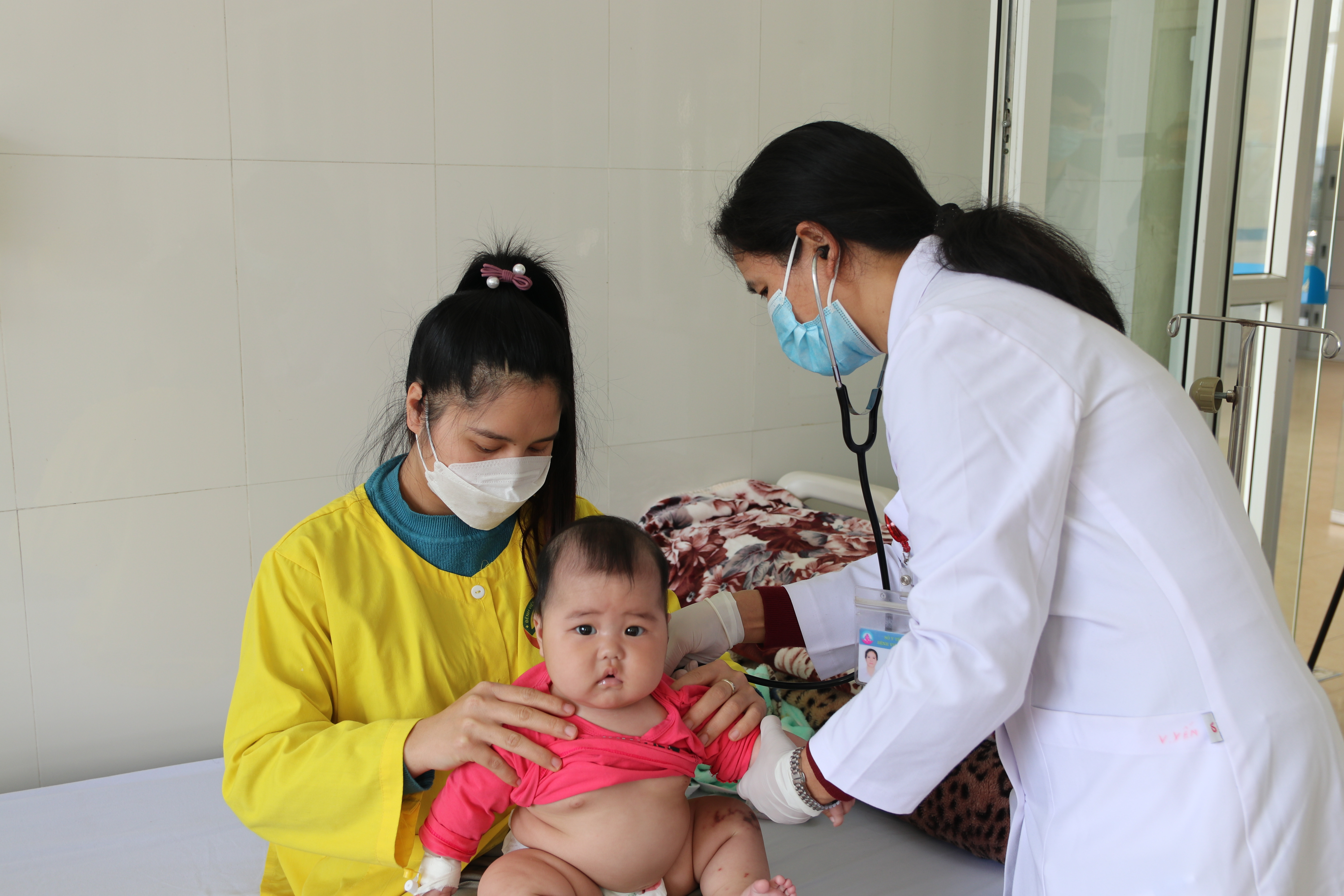 Bệnh viện Sản Nhi Lào Cai cứu sống trẻ nguy kịch do viêm não mô cầu ảnh 1