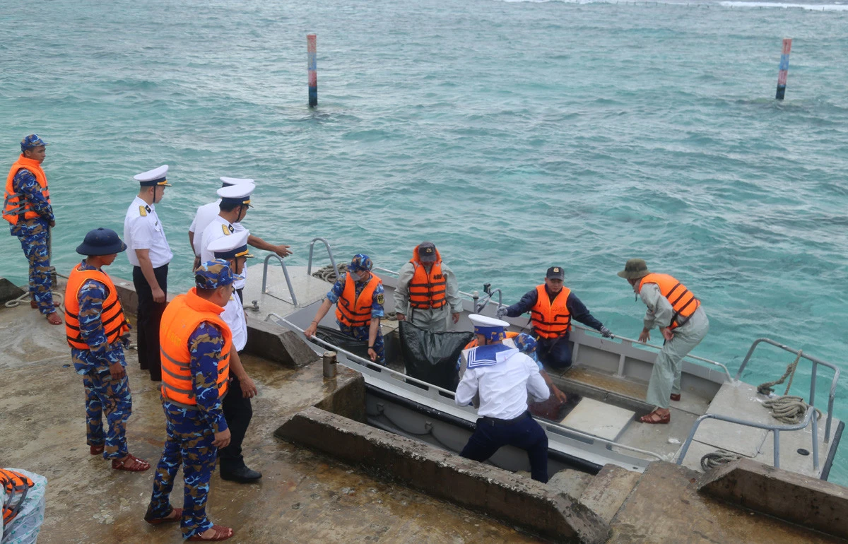 Xuồng CQ vận chuyển hàng tết từ tàu KN490 vào đảo. Chiến sỹ đảo Sinh Tồn trồng quýt cảnh và trang trí cây mai chuẩn bị đón tết Quý Mão.