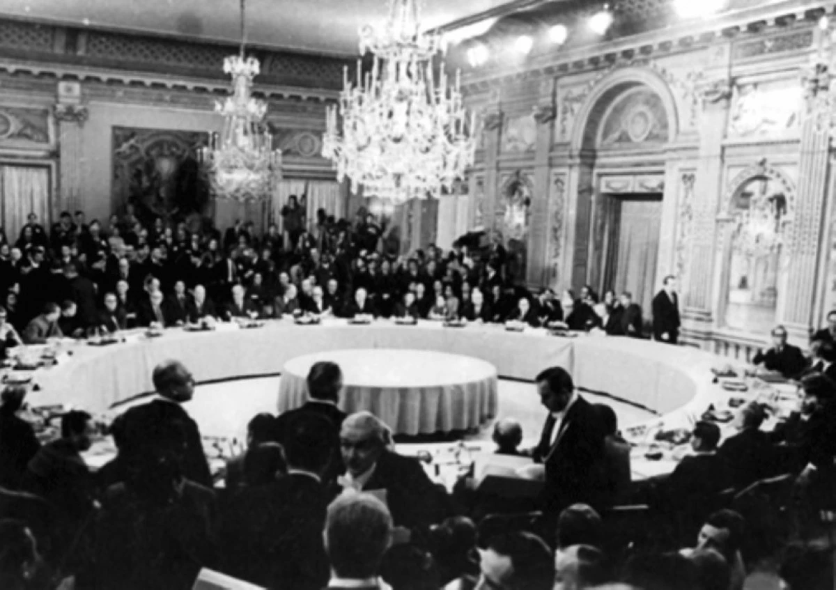 Quang cảnh ngày khai mạc Hội nghị Quốc tế về Việt Nam tại thủ đô Paris, Pháp.