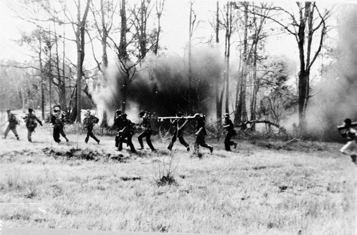 Quân giải phóng truy kích địch trong trận tiến công ngày 2/1/1968 tại khu vực Bà Chiêm, Tây Ninh.